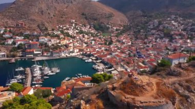 Yunanistan 'daki Hydra adasında Marina, hava videosu