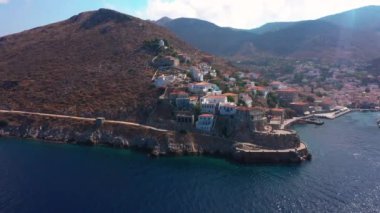 Yunanistan 'daki Hydra adasında Marina, hava videosu
