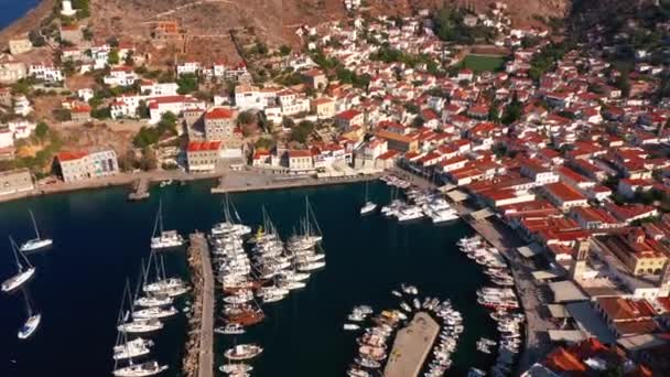Marina op Hydra eiland in Griekenland, luchtfoto video — Stockvideo