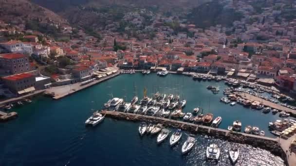 Марина на острове Гидра в Греции, аэровидео — стоковое видео