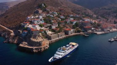 Yunanistan 'daki Hydra adasında Marina, hava videosu