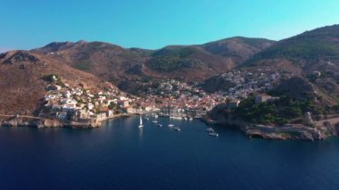 Yunanistan 'daki Hydra adasında Marina, hava videosu