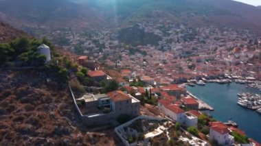 Yunanistan 'daki Hydra adasında Marina, hava videosu