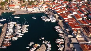 Yunanistan 'daki Hydra adasında Marina, hava videosu