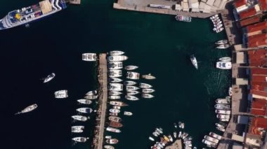 Yunanistan 'daki Hydra adasında Marina, hava videosu