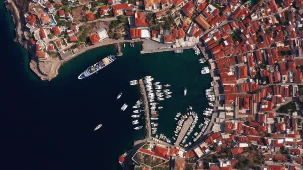 Marina op Hydra eiland in Griekenland, luchtfoto video — Stockvideo