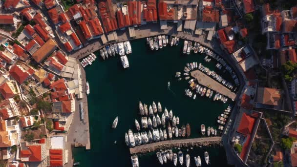 Marina sur l'île d'Hydra en Grèce, vidéo aérienne — Video