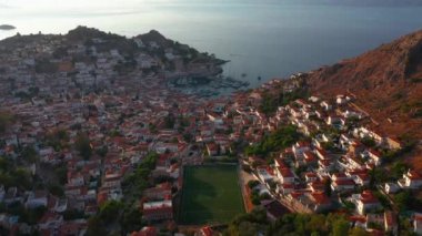 Yunanistan 'ın Hydra Adası' ndaki eski kentin havadan görünüşü.