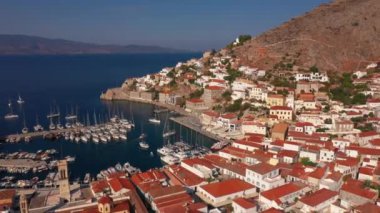 Yunanistan 'ın Hydra Adası' ndaki eski kentin havadan görünüşü.