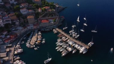 Yunanistan 'ın Hydra Adası' ndaki eski kentin havadan görünüşü.