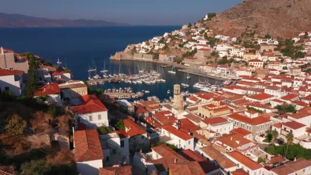 Letecký pohled na staré město na ostrově Hydra v Řecku. — Stock video