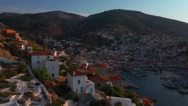 Повітряний вид старого міста на острів Гідри (Греція).. — стокове відео