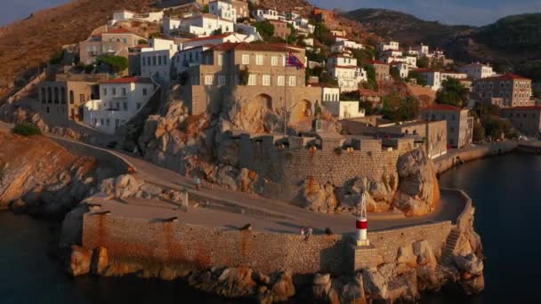 Widok z lotu ptaka na stare miasto na wyspie Hydra w Grecji. — Wideo stockowe