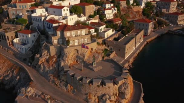 Widok z lotu ptaka na stare miasto na wyspie Hydra w Grecji. — Wideo stockowe