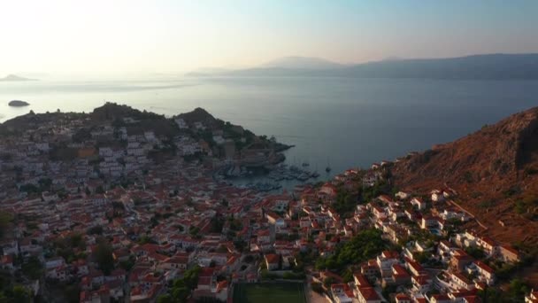 Вид с воздуха на старый город на острове Гидра в Греции. — стоковое видео
