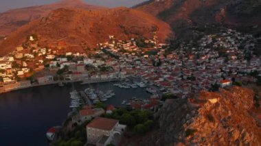 Yunanistan 'ın Hydra Adası' ndaki eski kentin havadan görünüşü.