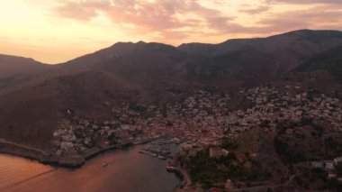 Yunanistan 'ın Hydra Adası' ndaki eski kentin havadan görünüşü.
