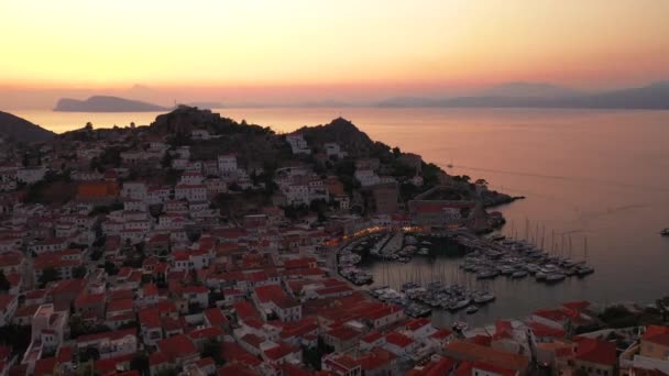 Légi kilátás a régi város a Hidra-szigeten Görögországban. — Stock videók