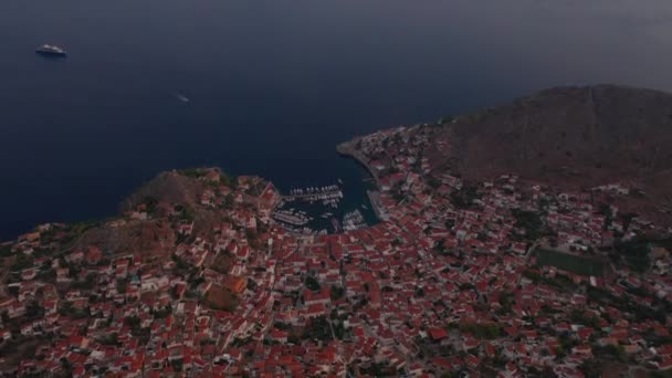Vista aérea del casco antiguo de la isla Hydra en Grecia. — Vídeos de Stock