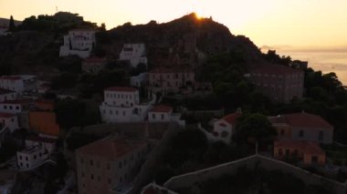 Yunanistan 'ın Hydra Adası' ndaki eski kentin havadan görünüşü.