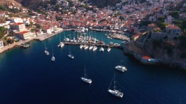 Yunanistan 'daki Hydra adasında Marina, hava videosu