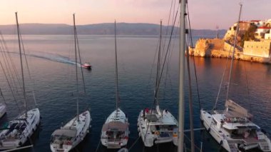Yunanistan 'daki Hydra adasında Marina, hava videosu
