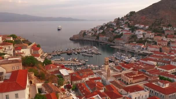 Marina op Hydra eiland in Griekenland, luchtfoto video — Stockvideo