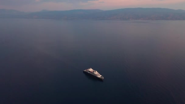 一艘大型机动游艇在希腊海德拉岛附近的公海上的黄昏时分拍摄到了高质量的4K镜头 — 图库视频影像