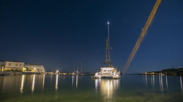 Catamarano Ancorato Vicino All Isola Spetses Una Luna Piena Timelapse — Video Stock