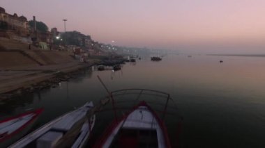 Akşamüstü Ganj nehrinin kıyısına demirlemiş tekneler. Hindistan Varanasi. Yüksek kalite 4k görüntü