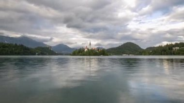 Göl kenarında bir kilisesi olan ada bulutlu bir günde Slovenya 'ya aktı.