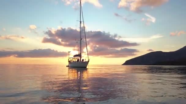Yate Vela Mar Tranquilo Frente Costa Sicilia Atardecer Antena — Vídeos de Stock