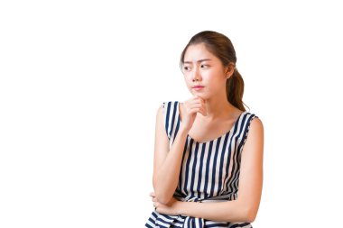 Asyalı bir kadın nasıl seçeceğini, ne düşüneceğini ya da ne düşüneceğini merak ediyor. Beyaz arkaplanda izole edilmiş kopyalama alanı olan resim.