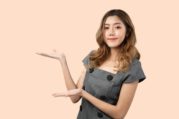 Mujer Asiática Gesto Sus Manos Pantalla Izquierda Para Mostrar Algo —  Fotos de Stock