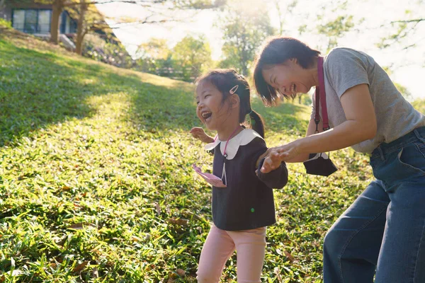 Mutlu Asyalı Anne Kızının Sabah Güneşinin Sıcaklığıyla Parkta Oynamalarının Hareketli — Stok fotoğraf