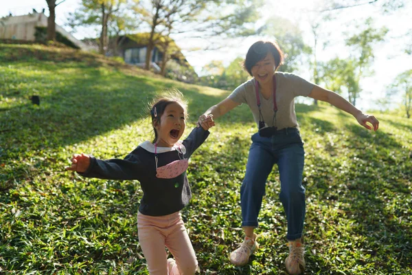 Движение Снимает Счастливую Азиатскую Мать Дочь Играющих Вместе Парке Настроением — стоковое фото