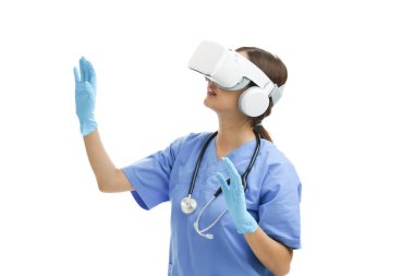 VR gözlük takan doktor hemşire sağlık sorununu analiz ediyor, metaçağ teknolojisiyle sanal dünyada tıbbi sağlık hizmetleri, gelecekteki sağlık hizmetleri ve dijital tıbbi konsept kullanıyor..