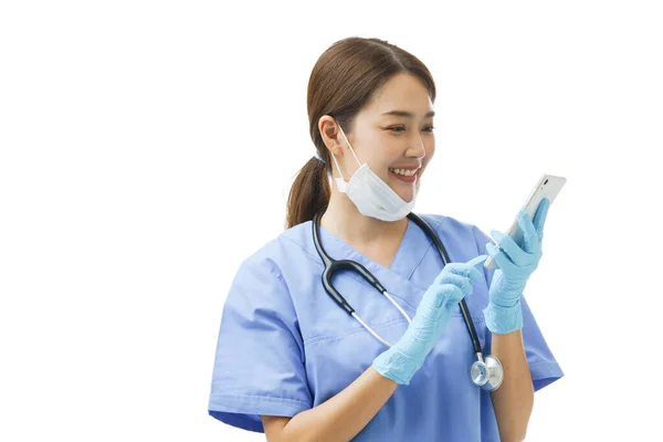 Młoda Azjatka Lekarz Pielęgniarka Noszenie Maski Chirurgicznej Podbródku Uśmiechając Się — Zdjęcie stockowe