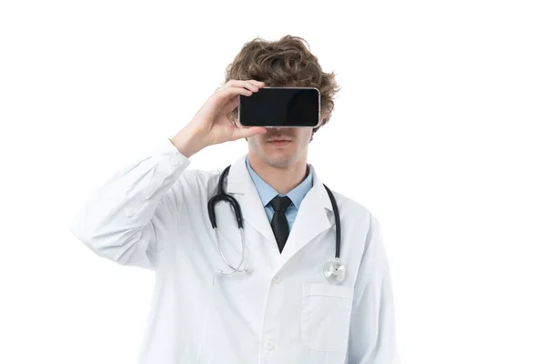 Joven Médico Traje Bata Con Estetoscopio Que Sostiene Teléfono Inteligente — Foto de Stock