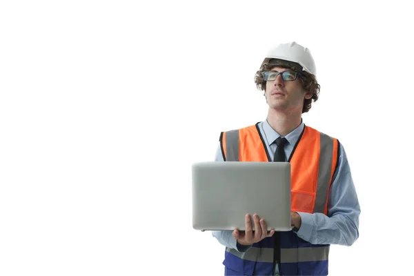 年轻的高加索土木工程师 身穿硬礼帽和安全制服的建筑工人 高瞻远瞩 手持笔记本电脑 与白色背景隔离 工业职业肖像画概念 — 图库照片