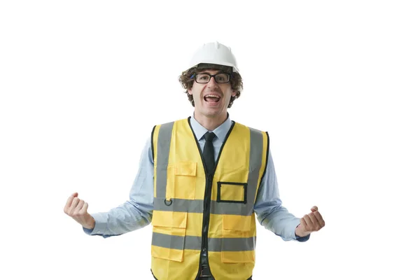 年轻的高加索工程师身穿安全制服 头戴硬礼帽 看着相机 面带微笑地举起双手 脸上带着最快乐的表情 白色背景上的孤立图像 — 图库照片