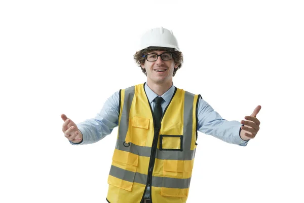 白种人工程师身穿安全制服 头戴硬礼帽 看着相机 并受邀加入他的工作 在白色背景上的孤立图像 — 图库照片
