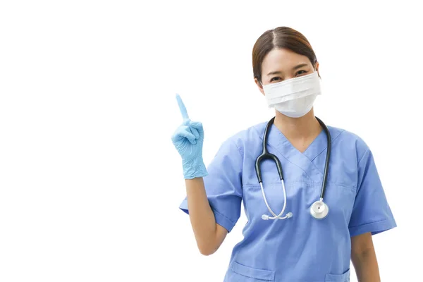 Junge Asiatin Krankenschwesteruniform Mit Stethoskop Und Schützender Gesichtsmaske Zeigt Mit — Stockfoto