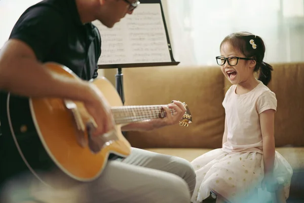 Szene Eines Kleinen Mädchens Das Spaß Musikunterricht Hat Bezauberndes Kleines — Stockfoto