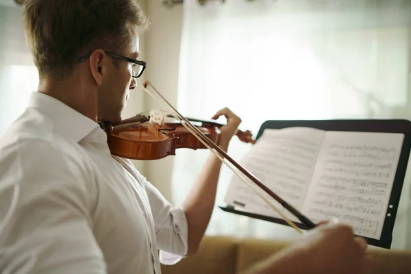 楽器室でバイオリンを練習する音楽家のシーン — ストック写真
