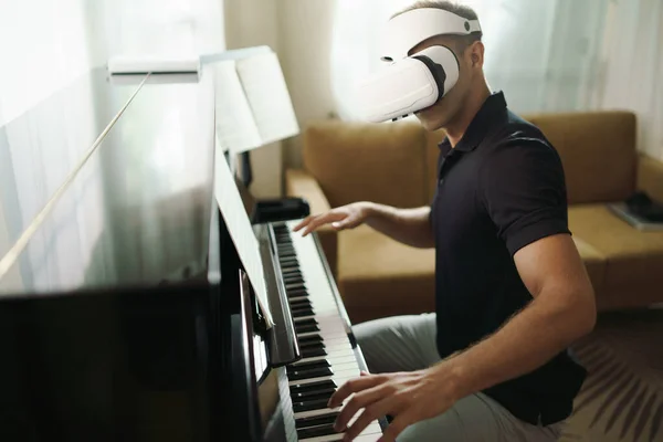 自宅から仮想現実オンラインクラスのピアノレッスン Vr音楽オンライン学習概念 Vr技術の学生を指導するピアノ教師 — ストック写真