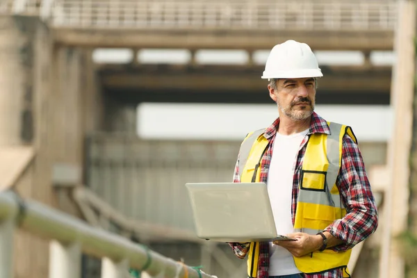 Retrato Del Ingeniero Energía Que Usa Chaqueta Seguridad Sombrero Fuerza —  Fotos de Stock