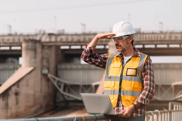 Retrato Del Ingeniero Energía Que Usa Chaqueta Seguridad Sombrero Fuerza —  Fotos de Stock