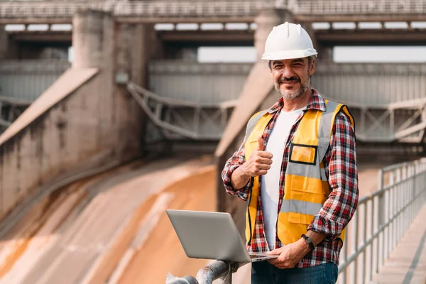 Retrato Anciano Ingeniero Caucásico Vestido Con Gorro Chaqueta Seguridad Mirando —  Fotos de Stock