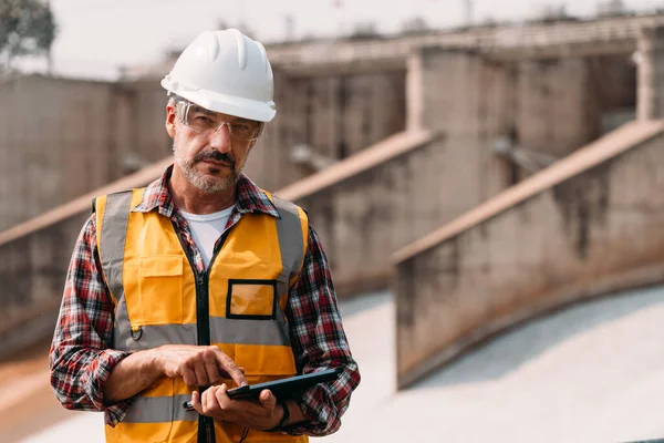 Retrato Anciano Ingeniero Caucásico Que Lleva Casco Chaqueta Seguridad Sosteniendo —  Fotos de Stock